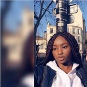 Jeune lycéenne donne des cours d’anglais